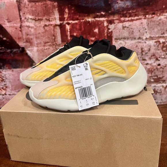 BRAND NEW YEEZY 700 V3 HP5425 SIZE 4.5 - Picture 5 of 8